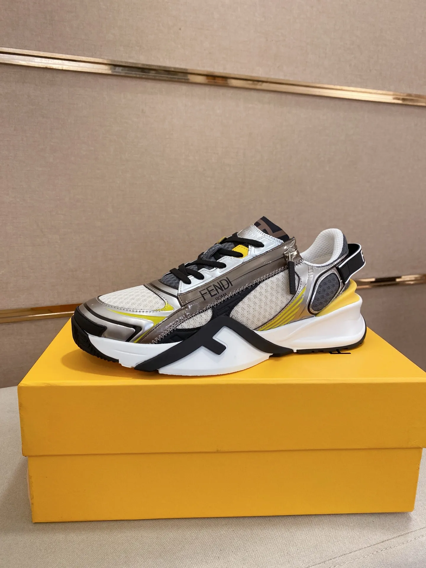 Men's shoes💰: 540💰(Higher version) [Fendi] Fendi's latest casual shoes for men! Available at counters simultaneously! A one-to-one replica of the original. Made entirely of imported top-grain calfskin, the interior is made of top-grain water-dyed cowhide, and the original factory-supplied rubber outsole. Leading new fashion concepts. Matching code: 38-44 can be customized, 45 is not returnable!